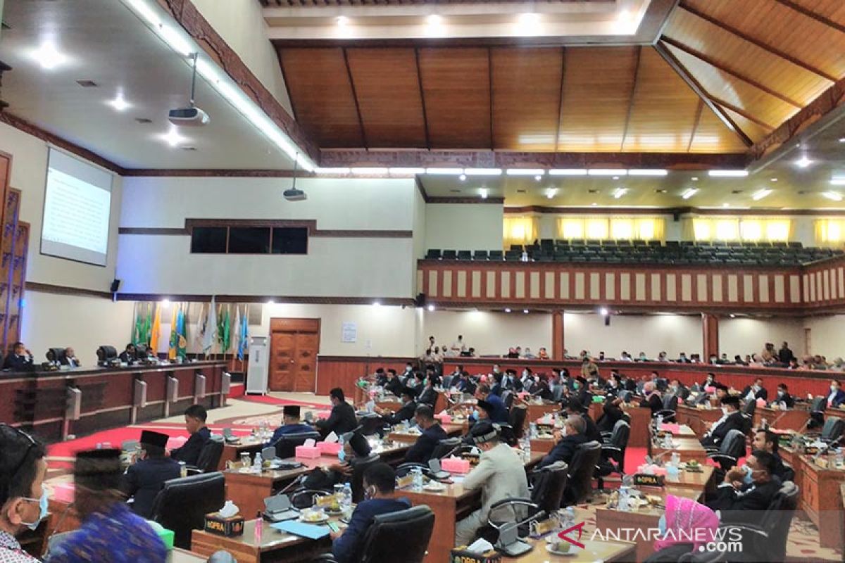 DPR Aceh sahkan 10 raqan program legislasi