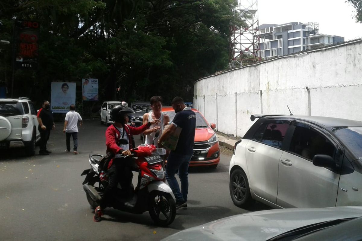 Manajemen dan Pemain Sulut United bagikan masker cegah  COVID-19