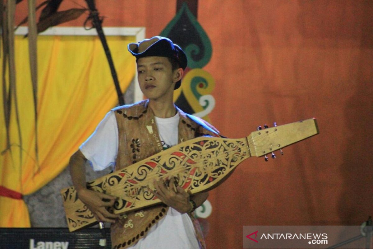 Irfan Maulana anak banua yang piawai mainkan alat musik Sape