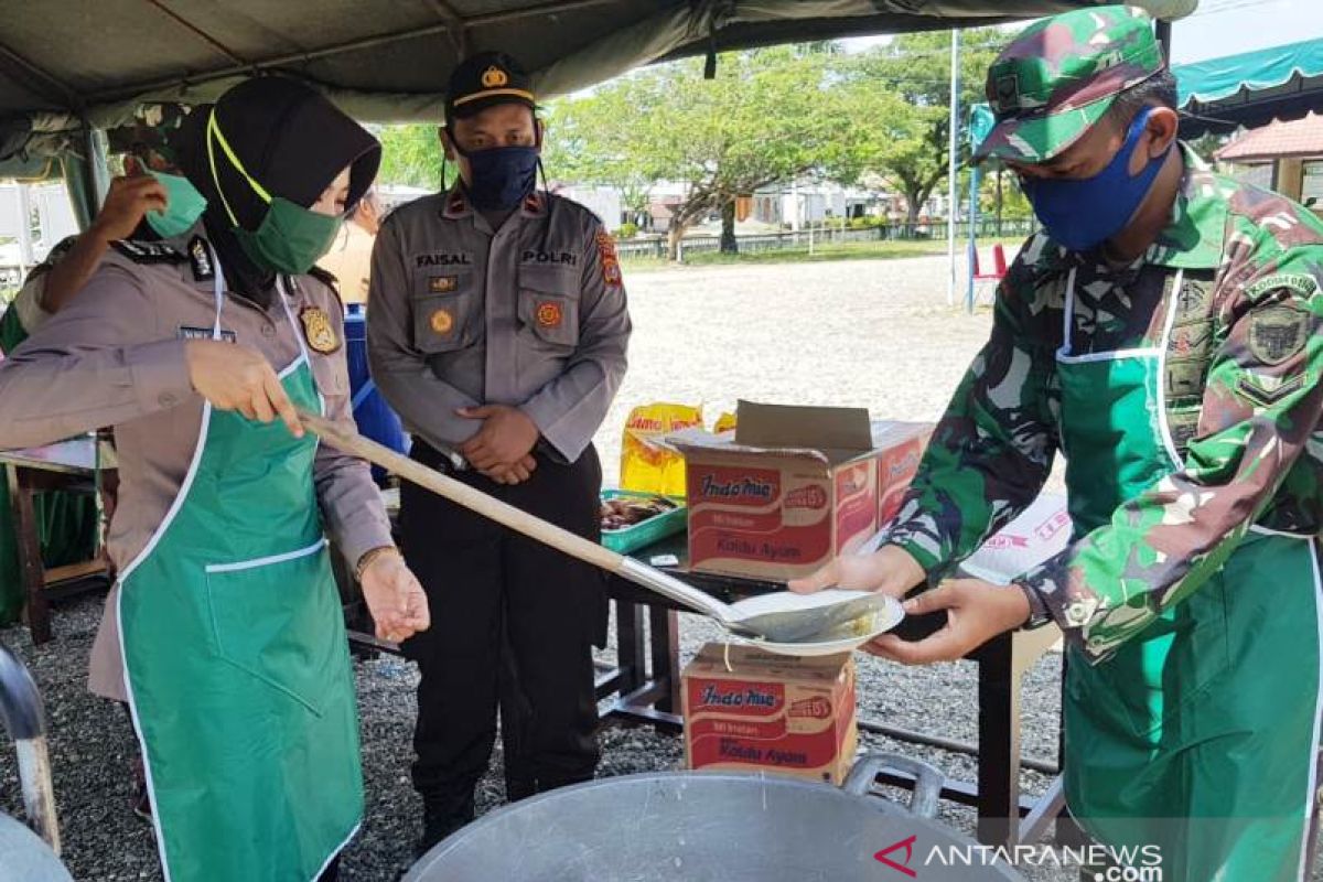 TNI dan Polri di Nagan Raya dirikan dapur lapangan untuk pangan warga