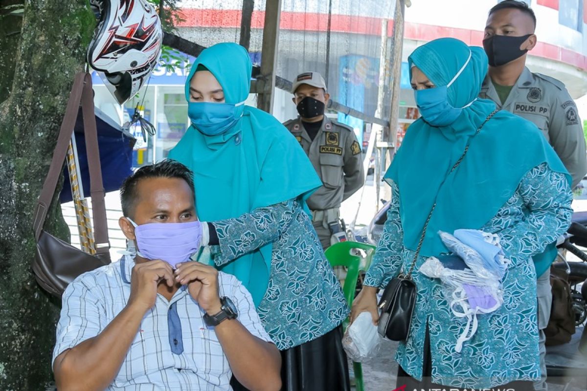 Genjot UMKM, PKK Aceh Barat bagi 1.200 masker produksi rumah tangga
