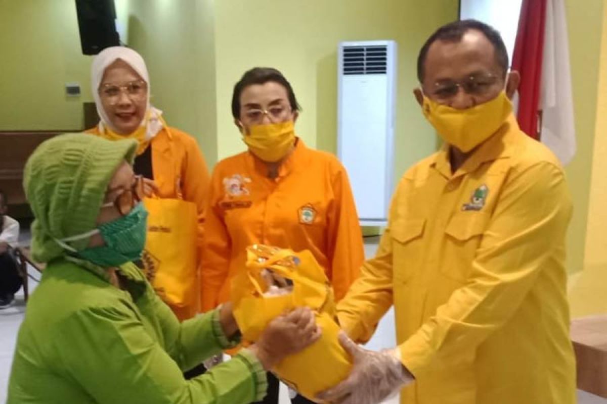 Perempuan Golkar Jatim bagikan 3.000 paket sembako