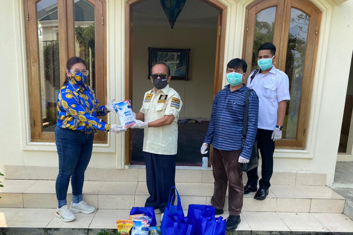 Wakil Ketua MPR membagikan ribuan paket sembako