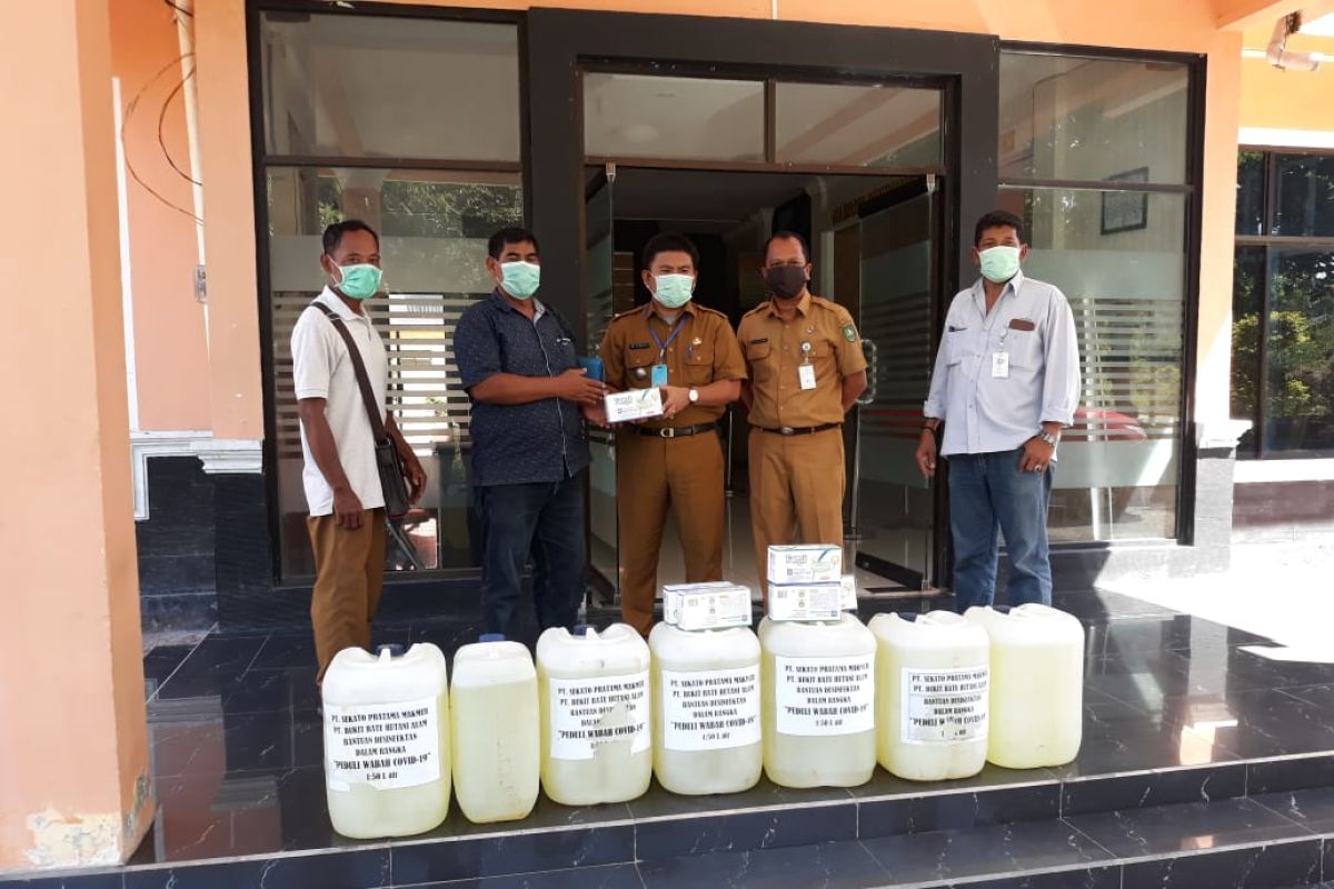 Dua mitra Sinar Mas Forestry bantu disinfektan dan masker di tiga Kecamatan