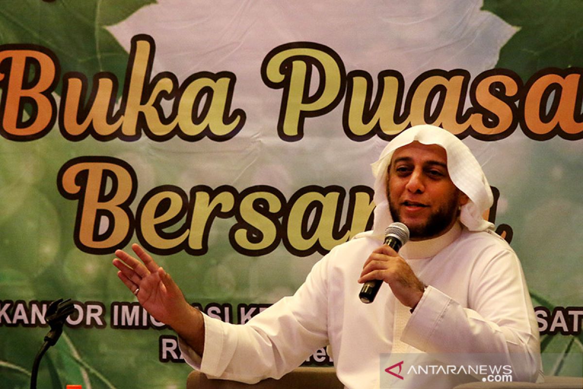 Syekh Ali Jaber: ibadah di masjid kenikmatan tapi saat ini tidak mungkin