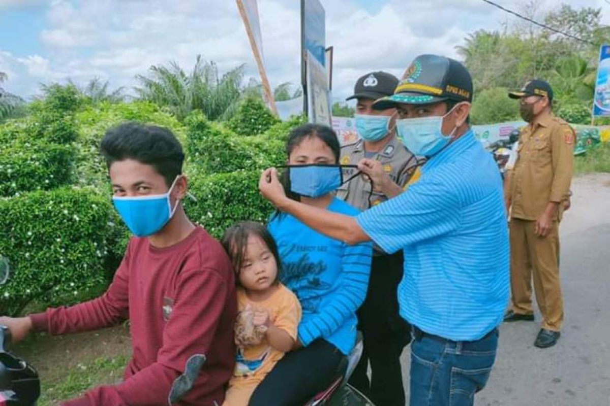 Anggota DPRD Agam bagikan masker dan hand sanitizer kepada warga