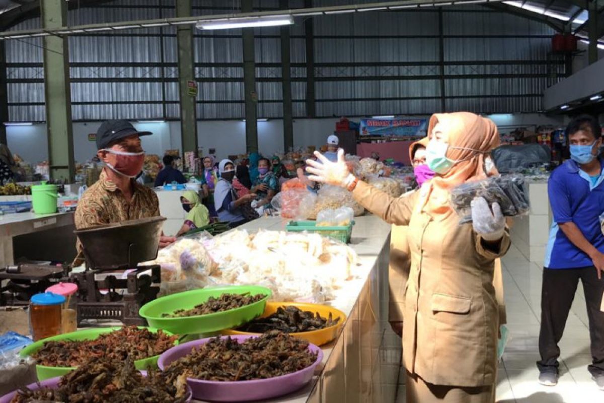 Pengunjung dan pedagang pasar di Sleman wajib pakai masker dan jaga jarak