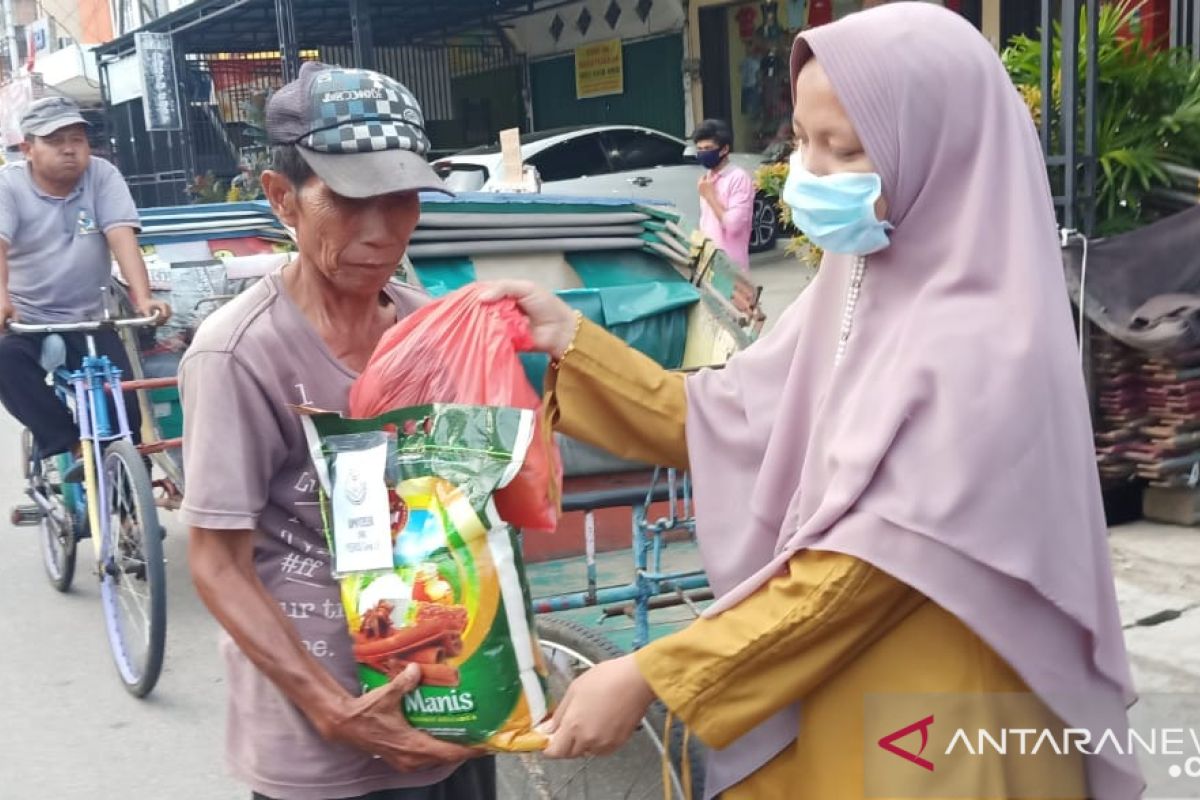 IAI Inhil bagi-bagi sembako kepada masyarakat