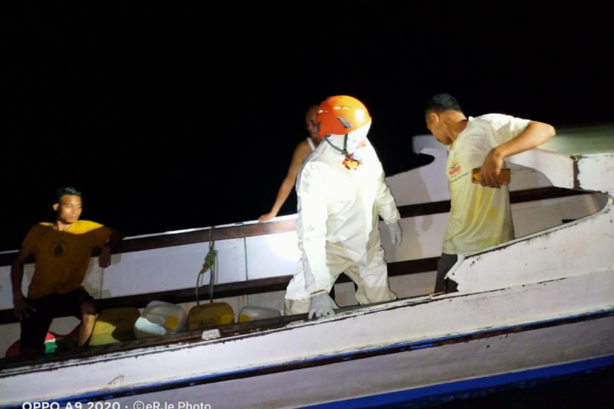 Basarnas selamatkan penumpang longboat karam di perairan Moti