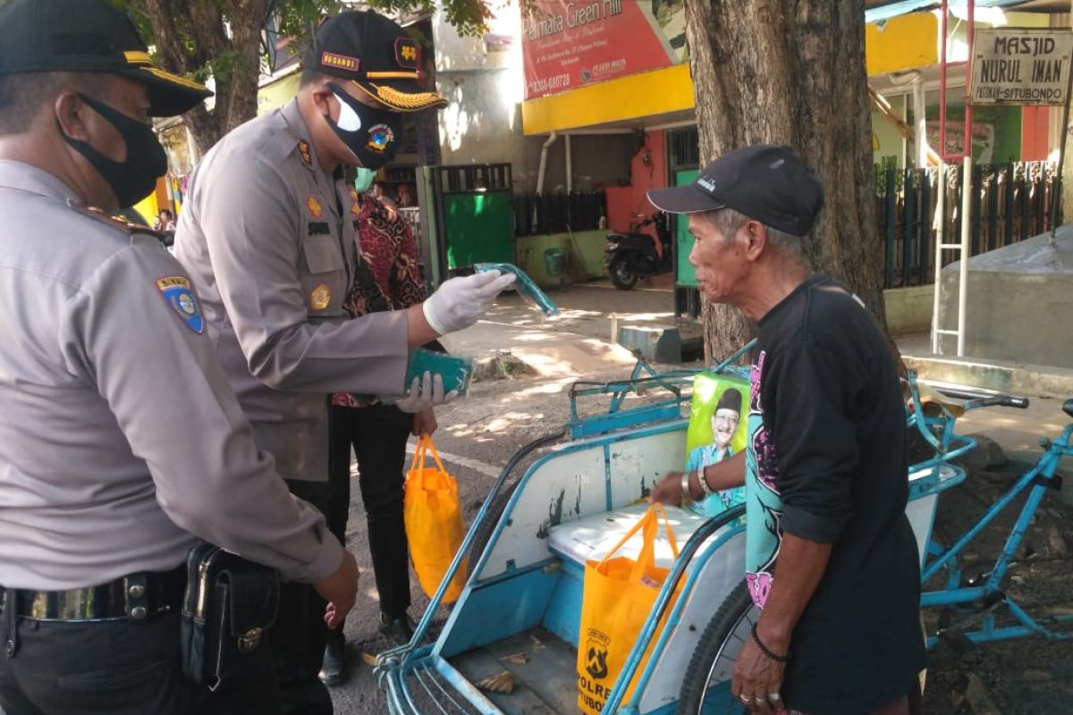 Polres Situbondo bagikan ratusan paket sembako untuk masyarakat