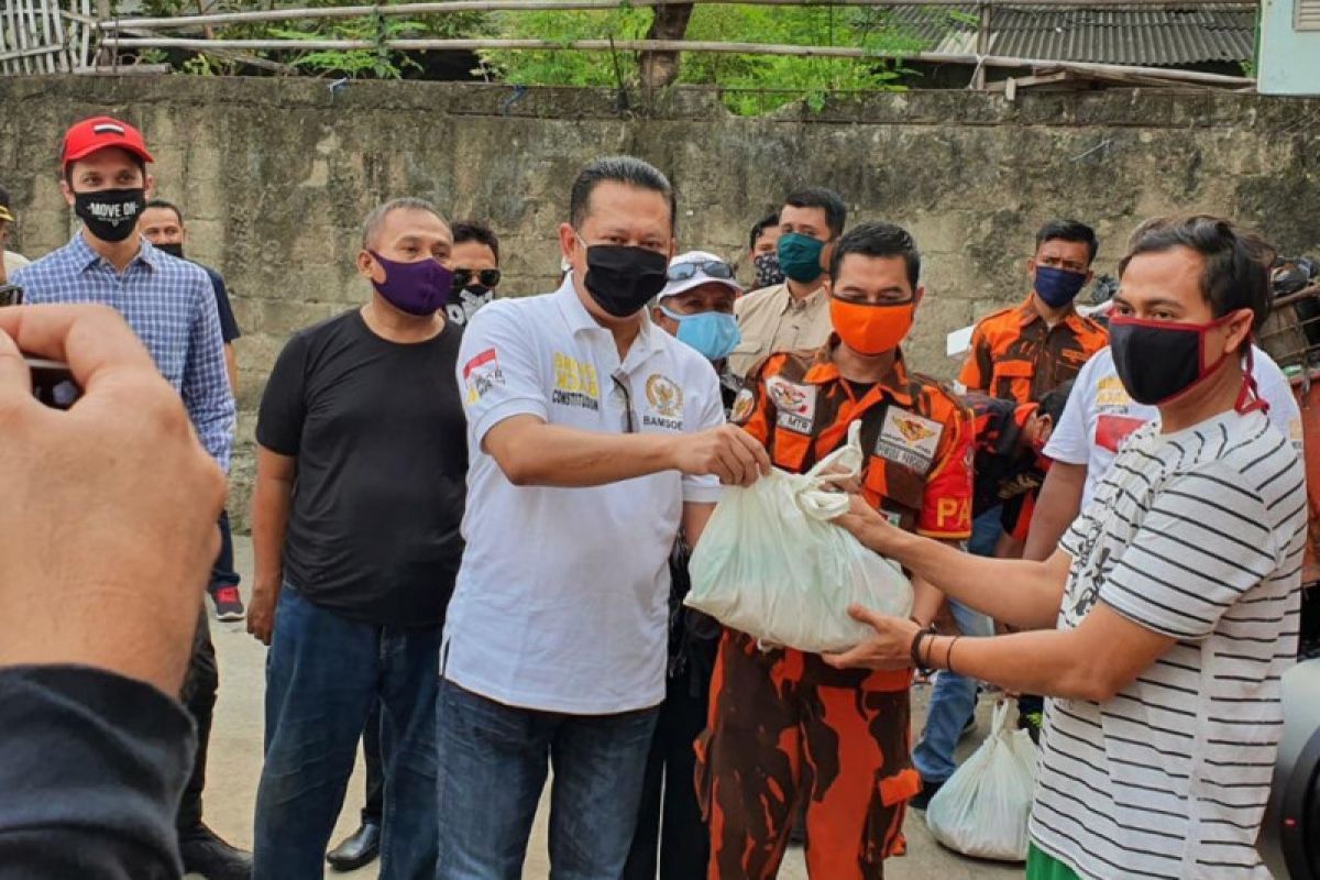 Peringati Hari Kartini, Ketua MPR serahkan bantuan sembako