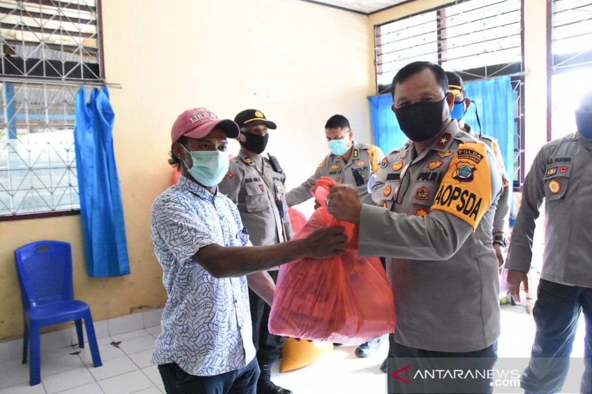 Polda Papua Barat salurkan bantuan pangan kepada warga