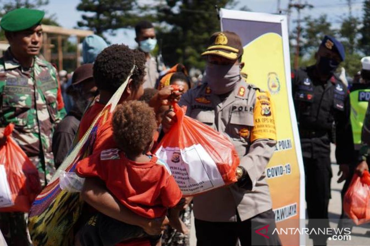 TNI/Polri di Wamena membagikan 200 paket sembako
