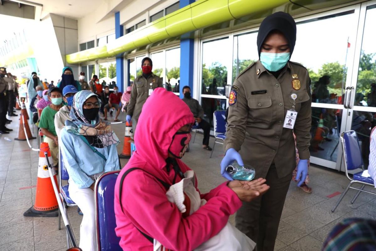 Polisi tertibkan antrean ratusan orang beli sembako di Lumbung Pangan Jatim