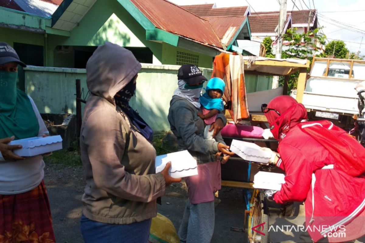 Jurnalis perempuan di Makassar peringati Hari Kartini dengan berbagi makanan