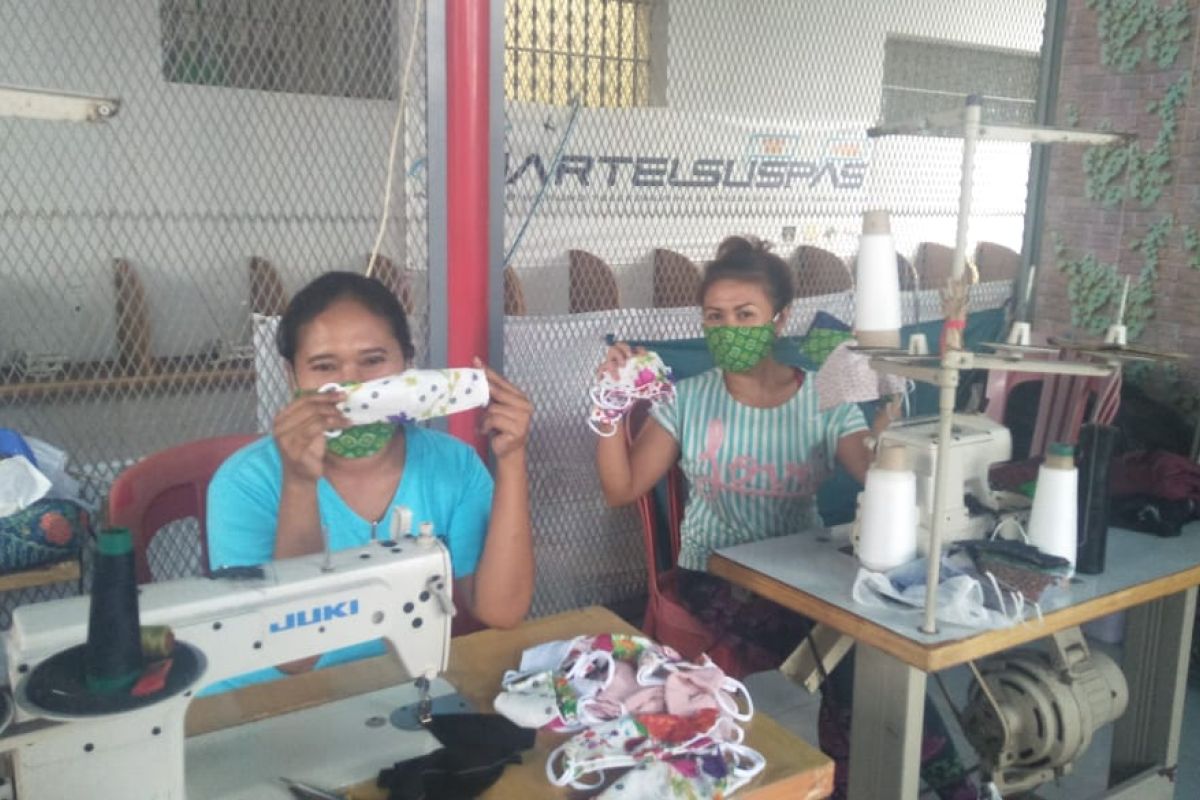 Penghuni  Lapas Perempuan Denpasar produksi-sumbang 500 masker sebagai bakti Hari Kartini