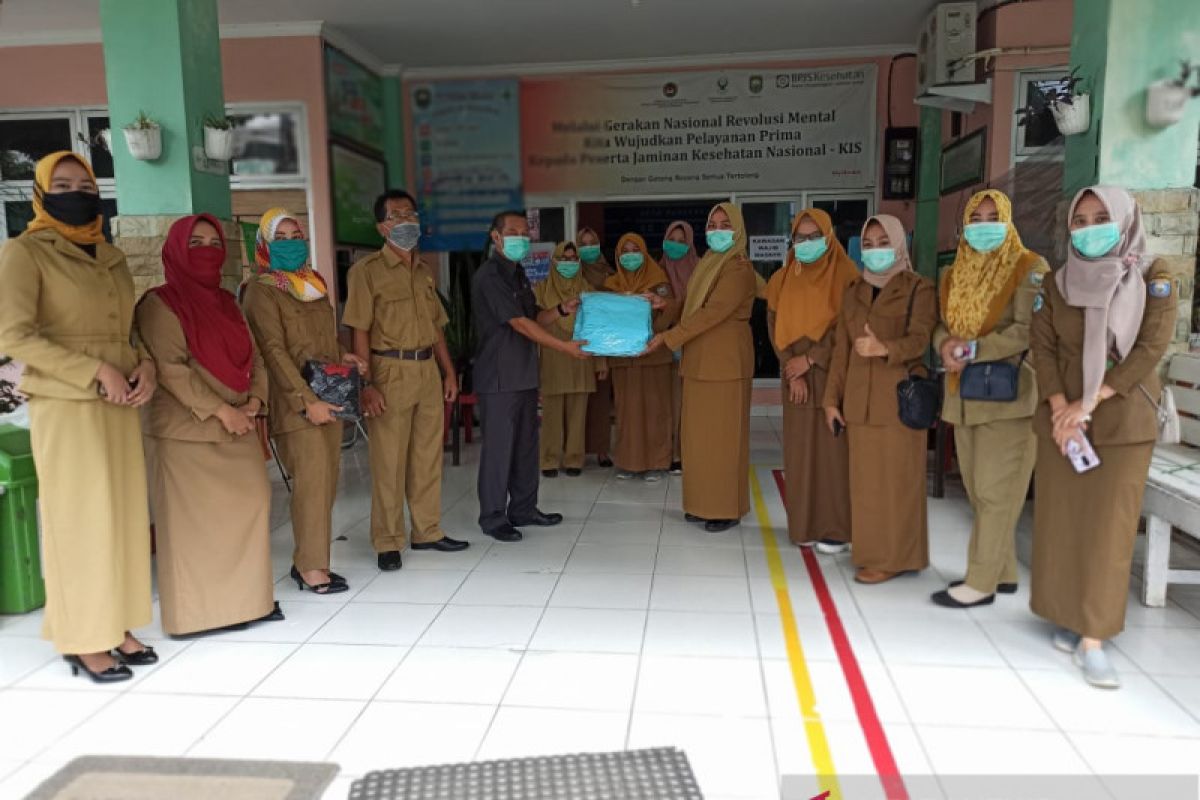 Staf DPRD OKU donasikan APD kepada tenaga medis