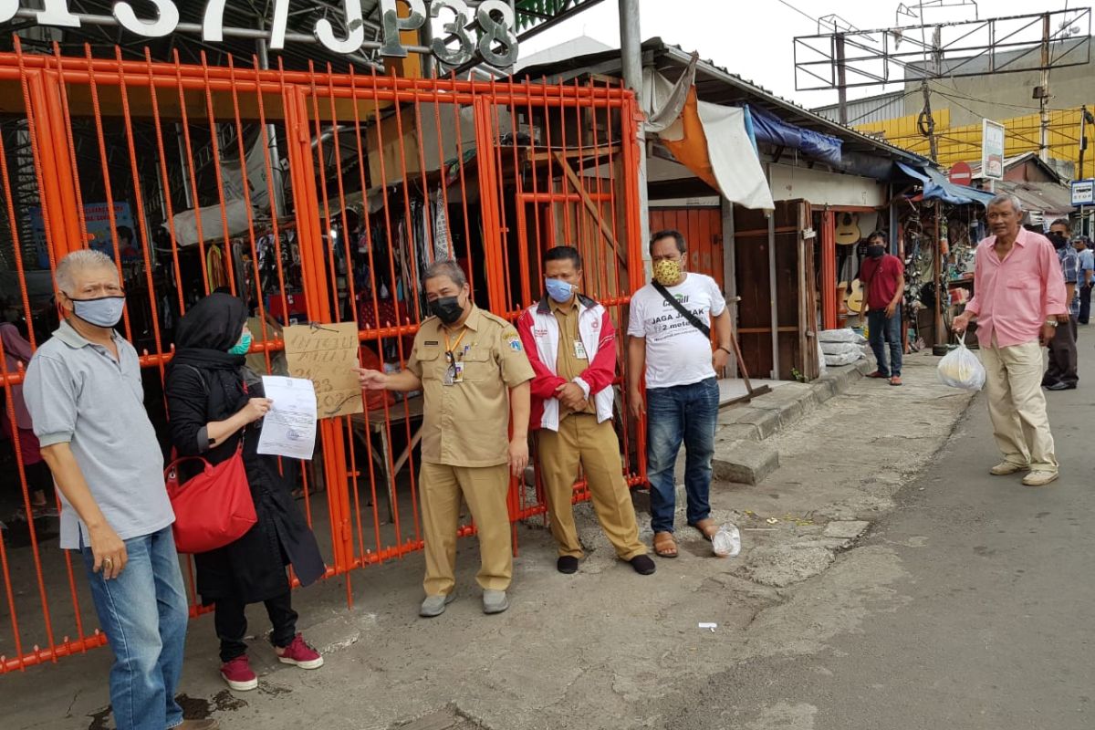 Pedagang Pasar Poncol tutup toko ikuti aturan PSBB