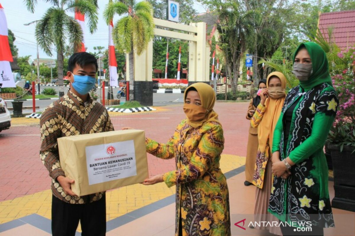 Dekranas balas bantu perajin masker di Amuntai