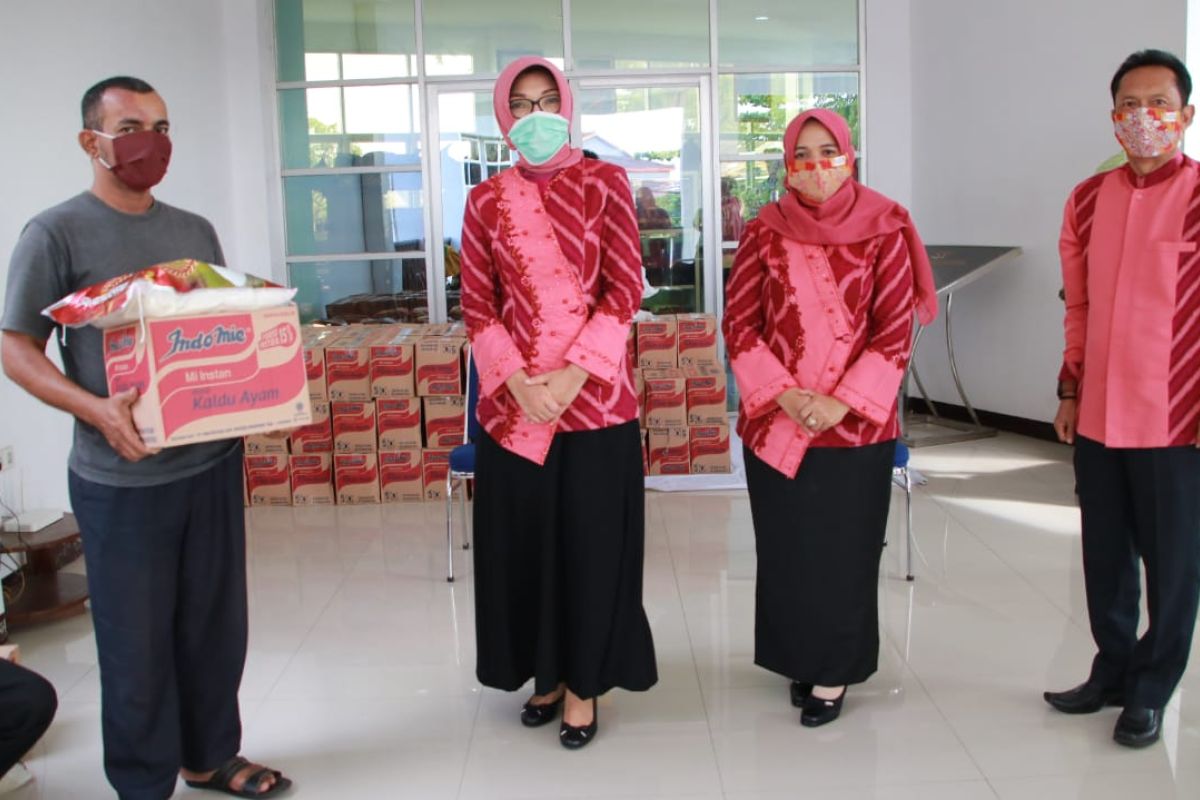 Dekranasda Kota Pontianak berikan bantuan 100 paket sembako ke perajin