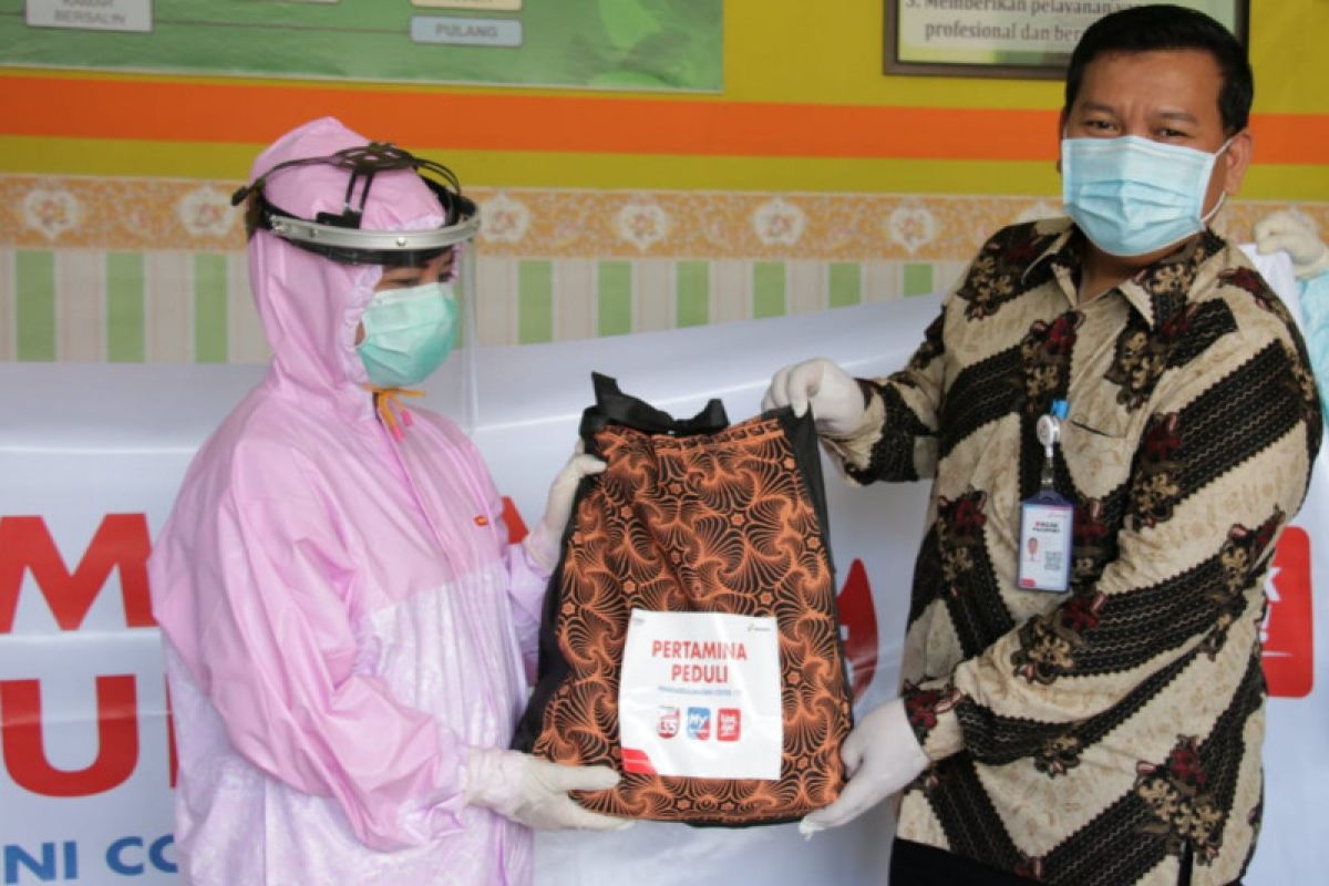 Pertamina menyalurkan sembako bagi paramedis wanita di puskesmas Sulawesi