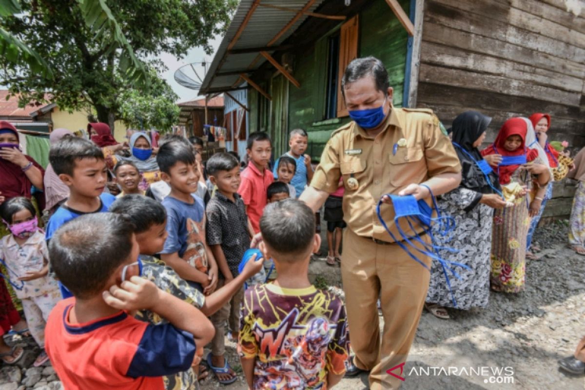 Wali Kota Padangsidimpuan bagikan masker hingga ke rumah warga