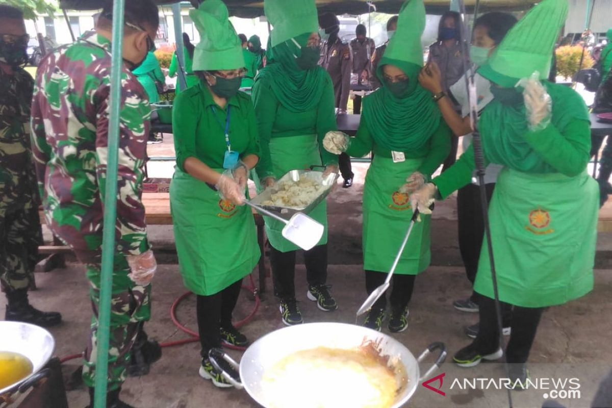 Istri Pangdam XII/Tpr ikut memasak siapkan bantuan nasi kotak