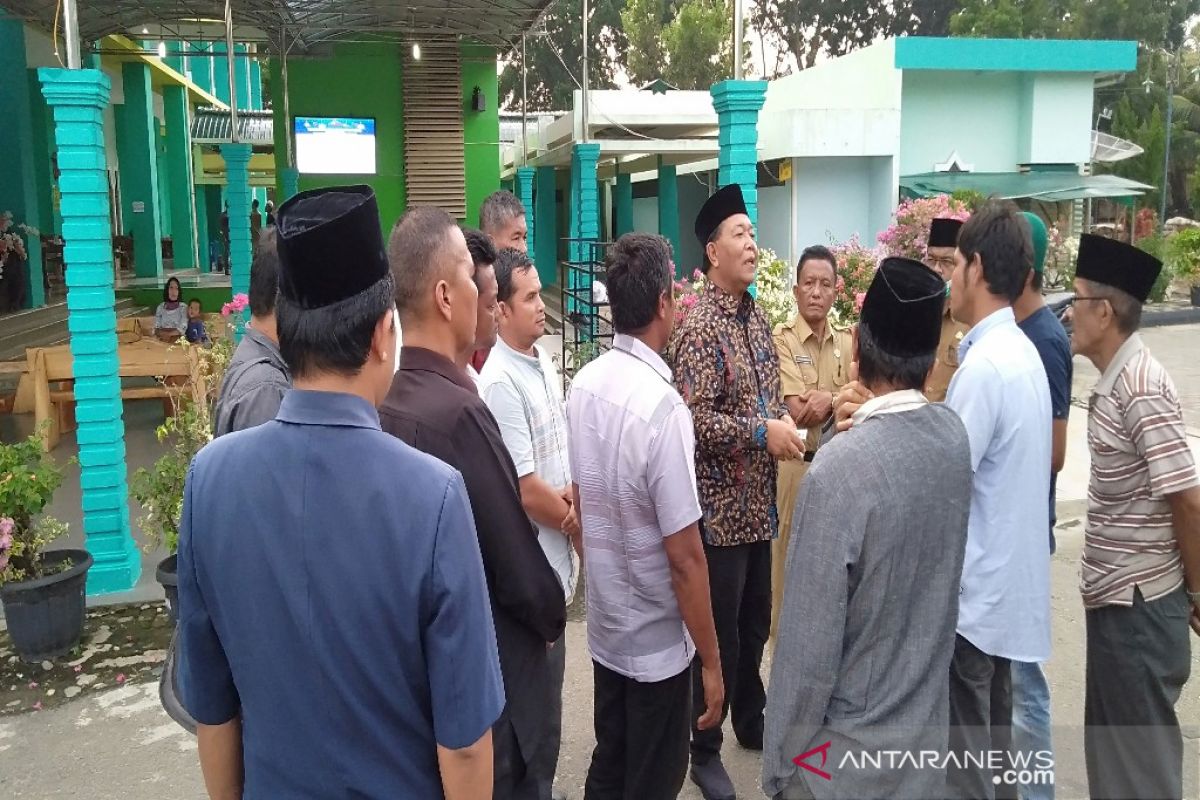 Diduga salah gunakan dana desa, warga Desa Pasar Lima Natal adukan kades ke bupati