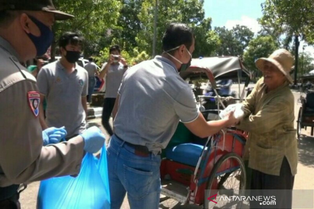 Tukang becak dan ojek sumringah didatangi Aparat Polri dan TNI