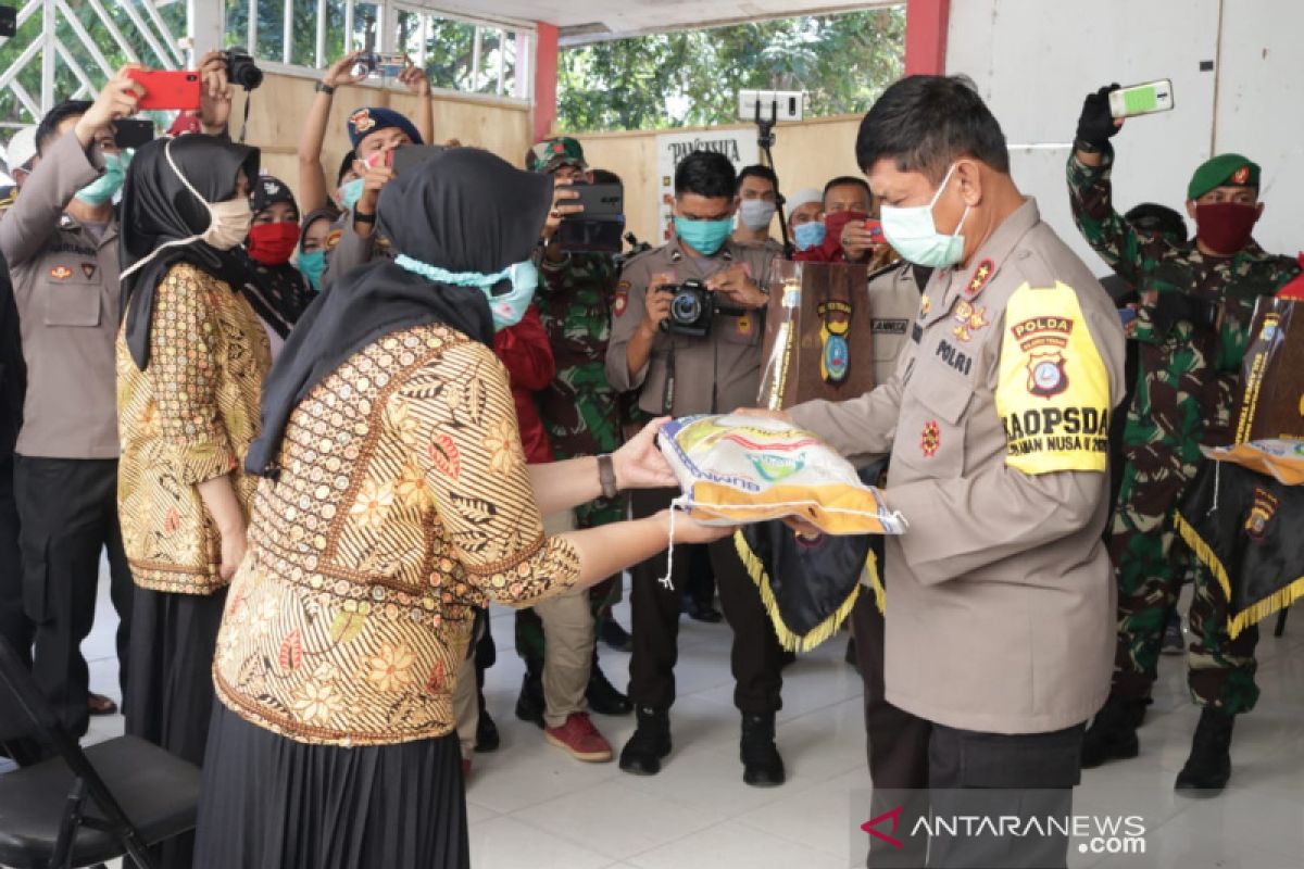 Polda Sulteng  bagi sembako kepada masayarakat terdampak COVID-19