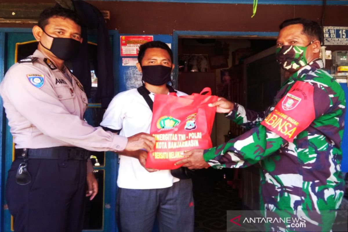 TNI-Polri bagikan 300 paket sembako kepada warga terdampak COVID-19