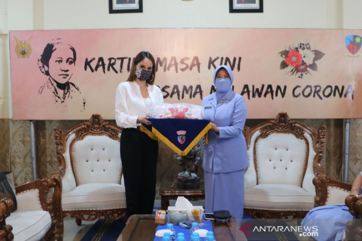 Cinta Laura bagikan masker untuk Lanud I Gusti Ngurah Rai