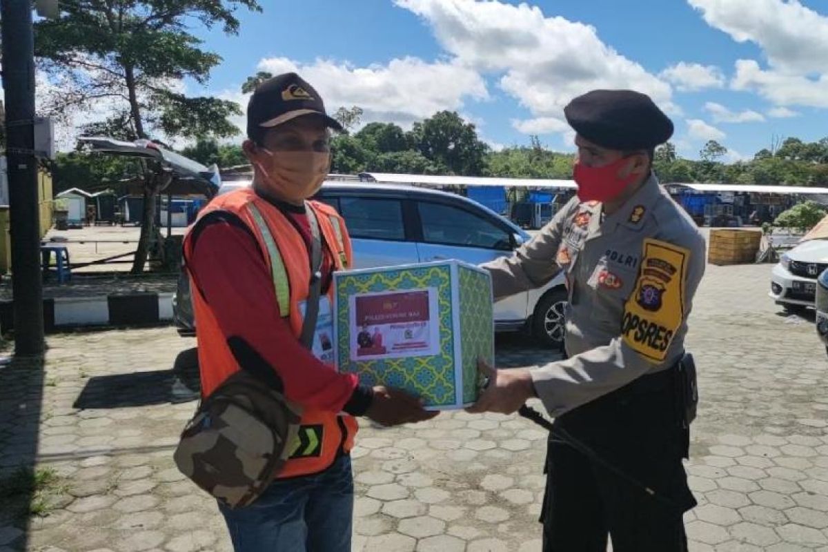 Polres Gumas bagikan ratusan paket sembako untuk warga terdampak COVID-19