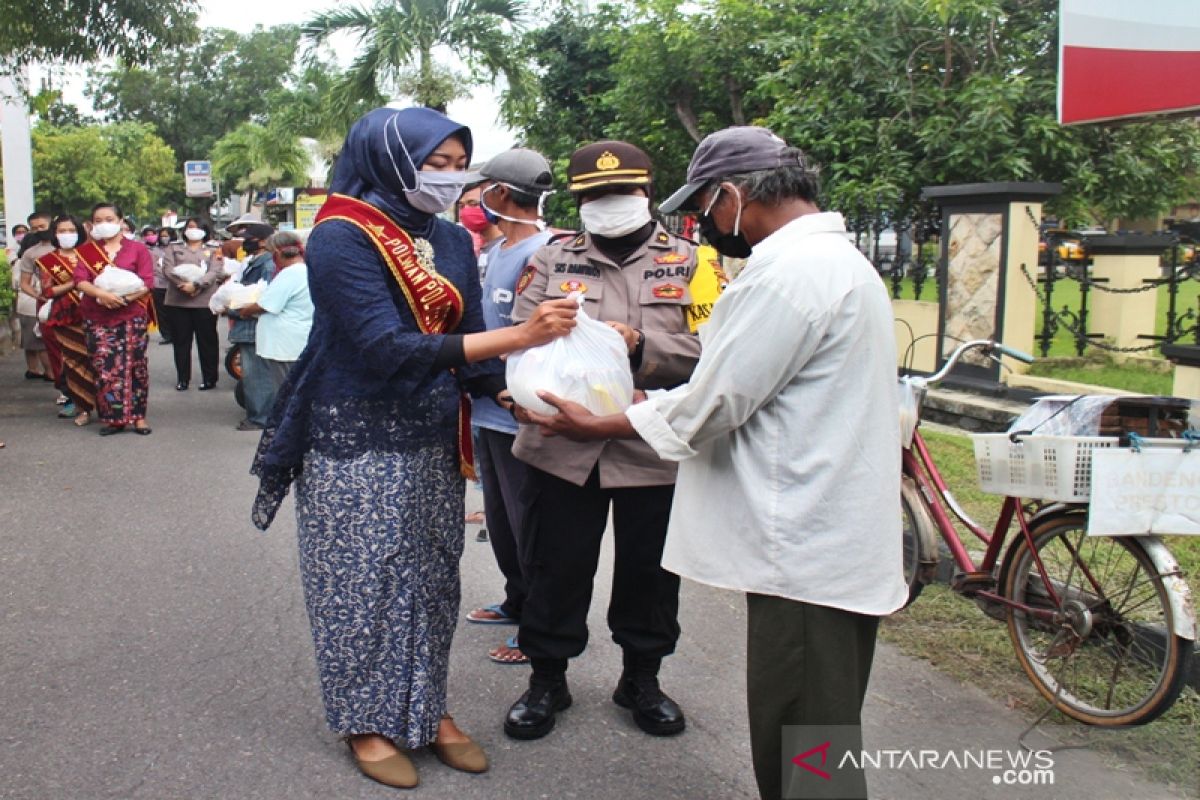 Berpakaian adat, Polwan Surakarta gelar bakti sosial bagikan sembako peringati Hari Kartini