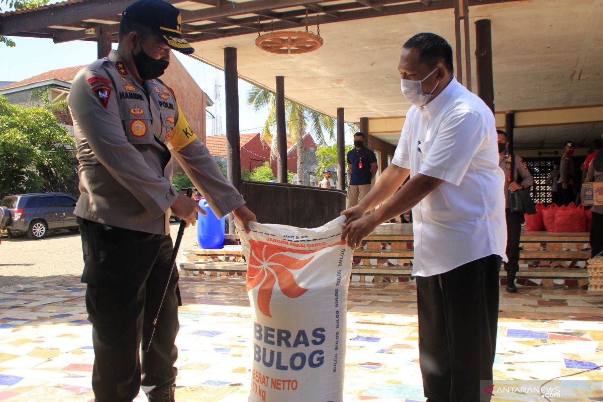 Bulog salurkan satu ton beras dukung penanggulangan COVID -19 di NTT