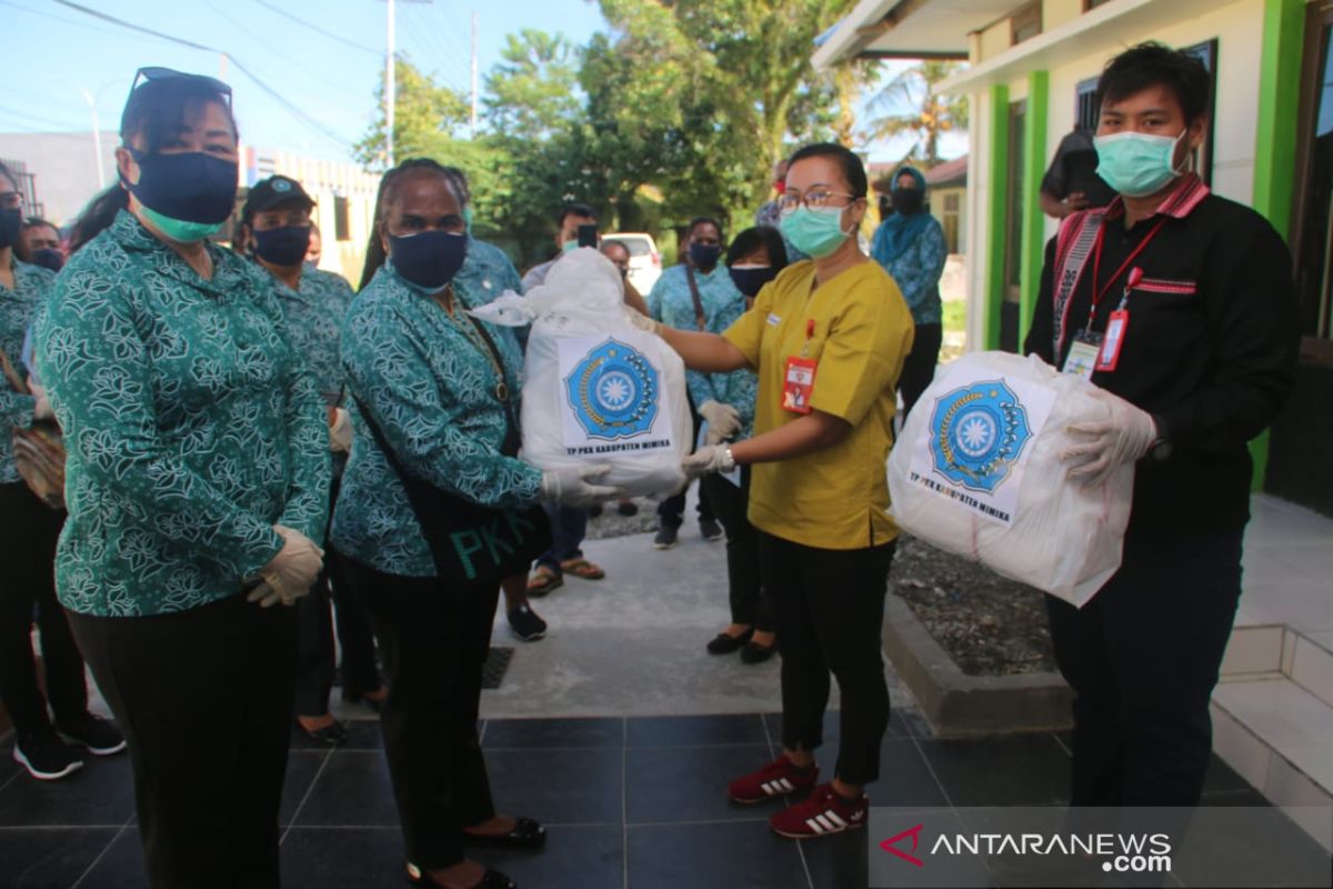 TP-PKK Mimika distribusi APD dan masker ke sejumlah faskes