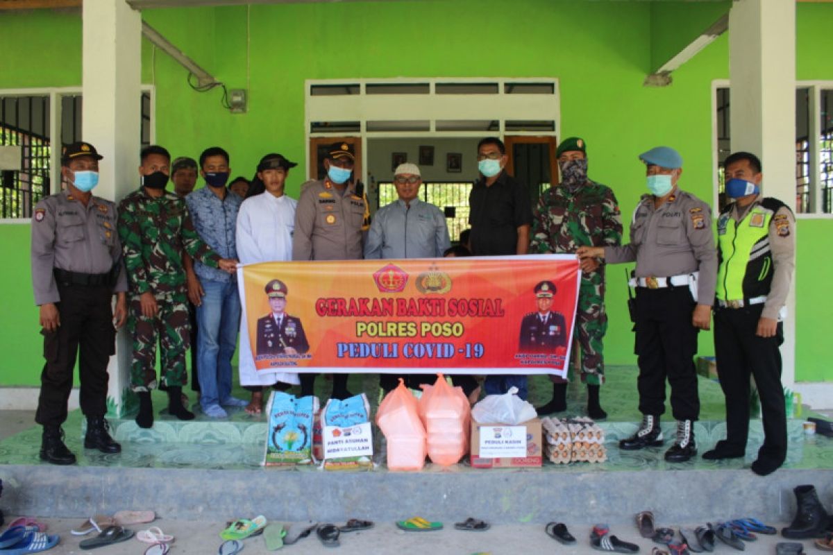 Peduli COVID-19, TNI dan Polri bagi sembako di Poso