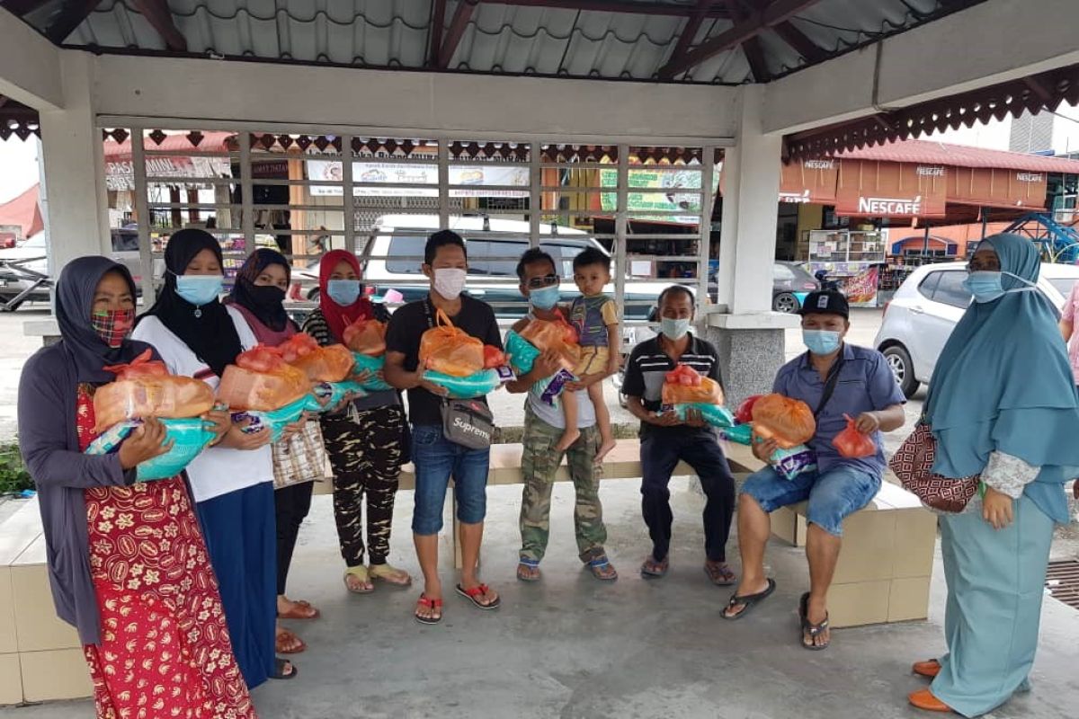 KJRI Johor - PPI USIM distribuskan sembako ke WNI Negeri Sembilan