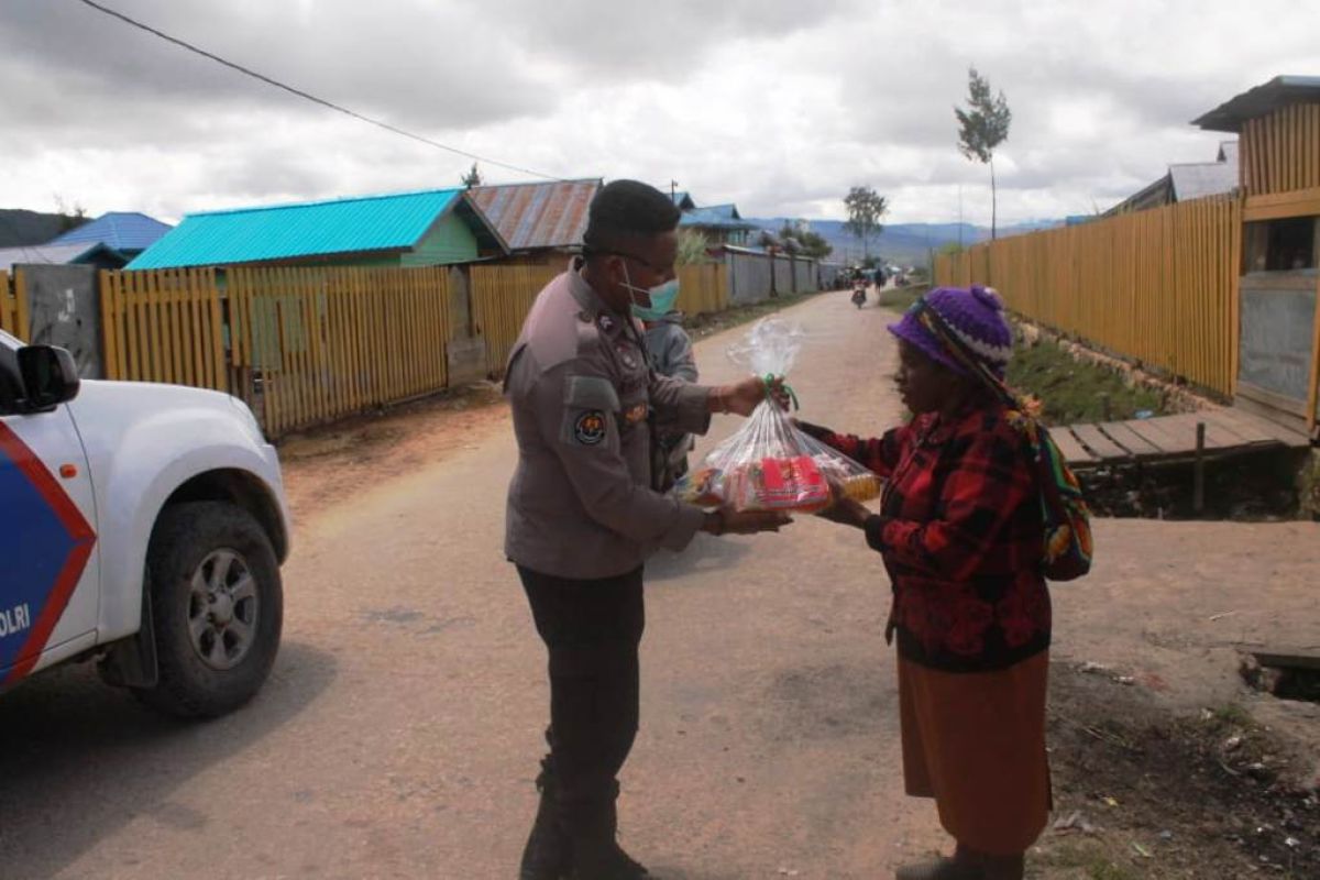 Polres-Bhayangkari Paniai bagi masker dan sembako kepada warga