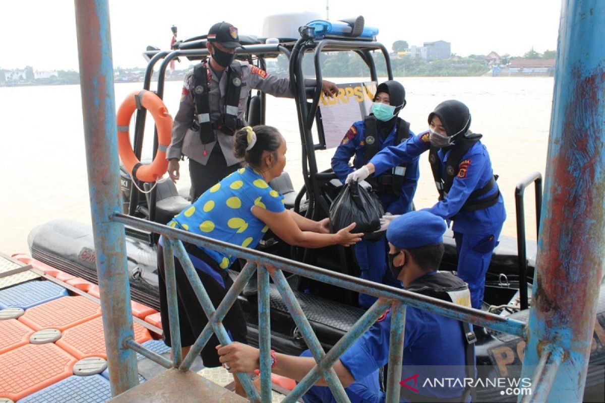 Ditpolairud Polda Jambi bagikan sembako kepada penduduk di bantaran Sungai Batanghari