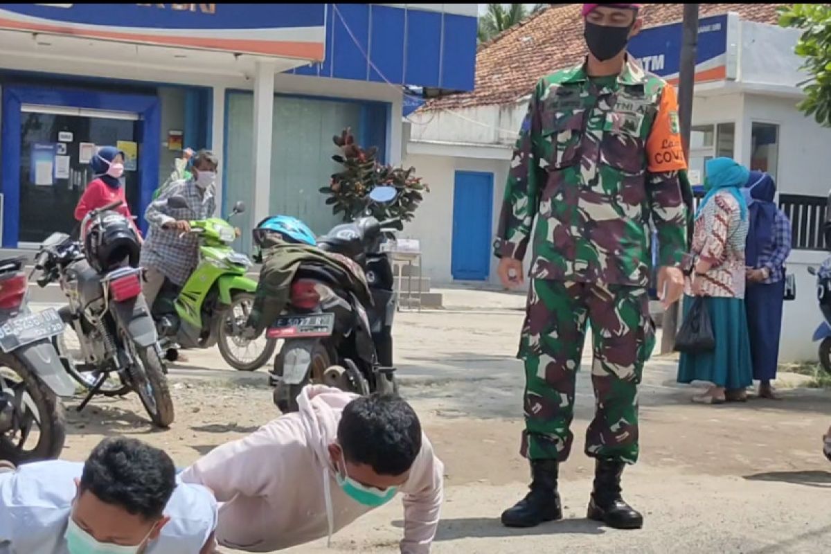 Desa Hanura wajibkan warga pakai masker saat beraktivitas