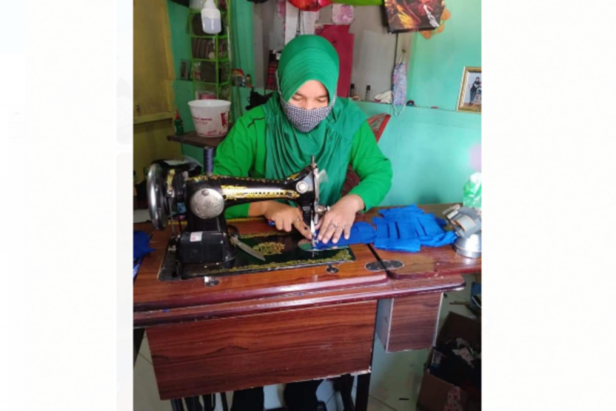 Istri TNI Kodim Putussibau jahit masker sendiri mencegah COVID-19