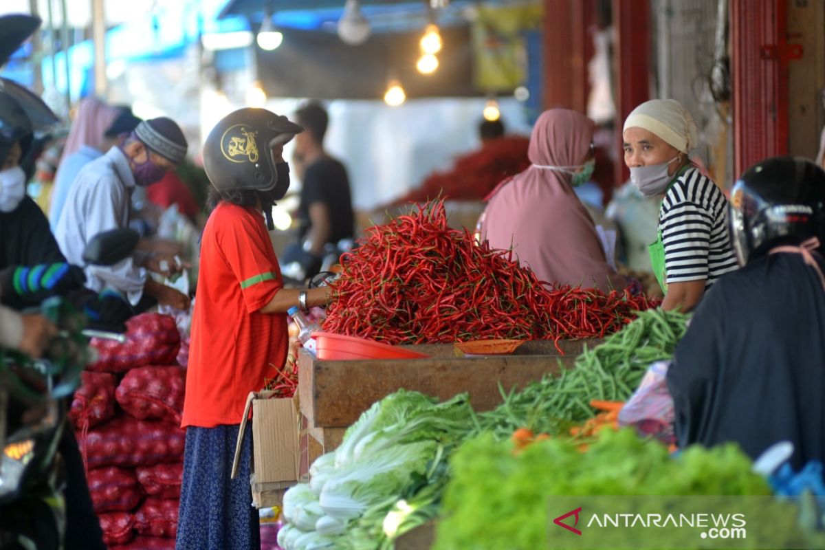 Selama PSBB, seluruh pedagang di Pasar Raya Padang dilarang berjualan kecuali pedagang bahan pokok