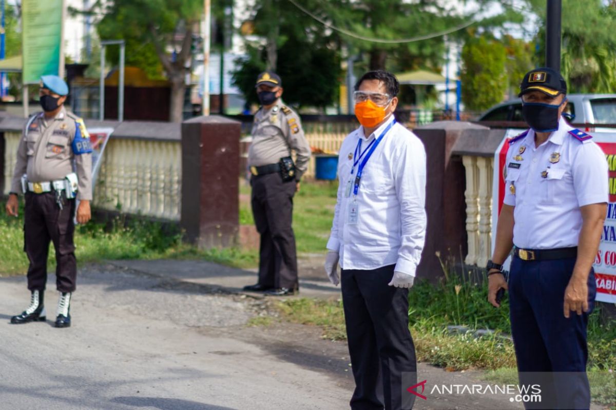 Bupati Bone Bolango bagikan masker ke pengguna jalan