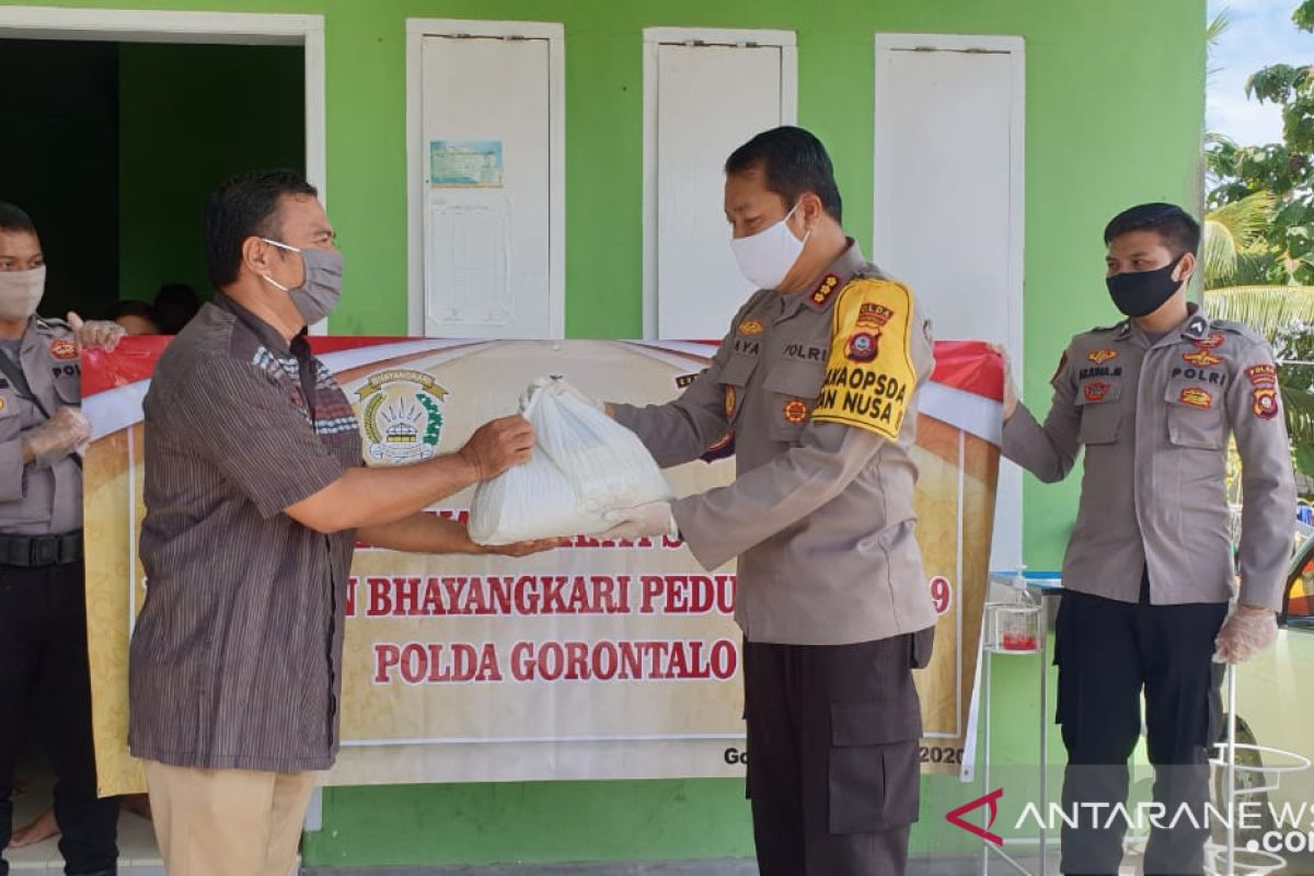 Wakapolda Gorontalo bagikan paket bahan kebutuhan pokok ke LKSA