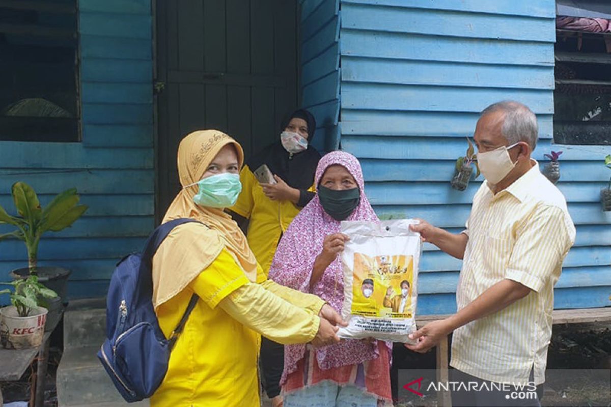Mantan Gubernur Riau ini bagikan 11 ton beras untuk warga terdampak Corona