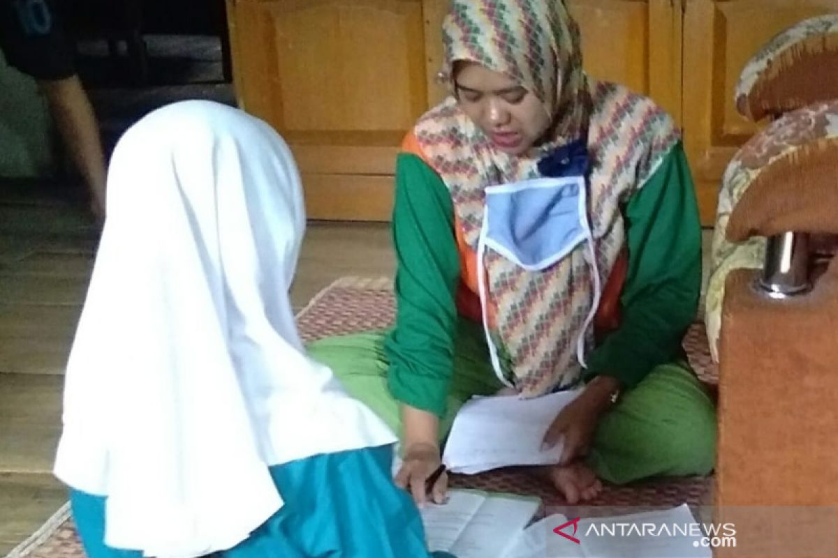 Guru pelosok Garut gelorakan semangat Kartini di tengah COVID-19
