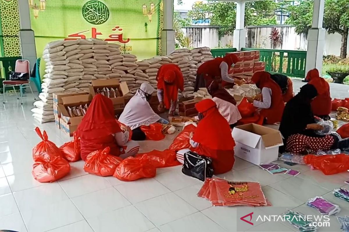 PKK Singkawang memperingati Hari Kartini dengan bagi-bagi sembako