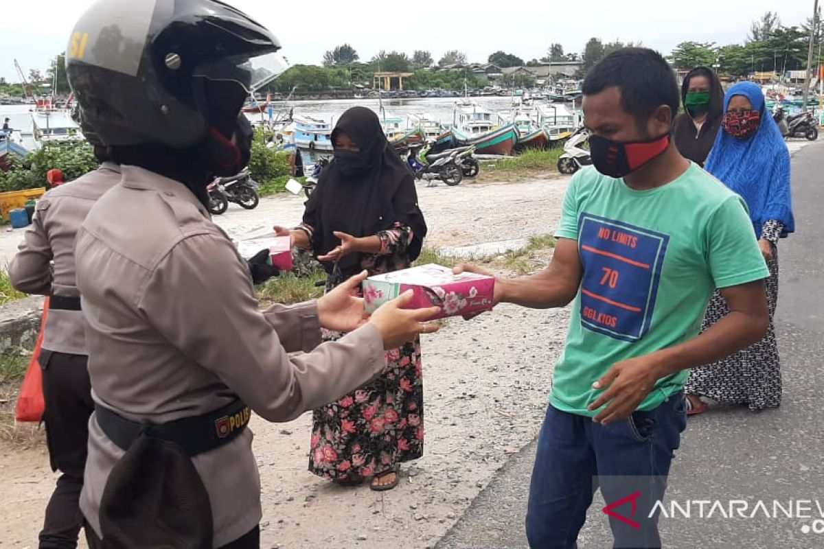 Bhayangkari Bangka salurkan 150 nasi kotak