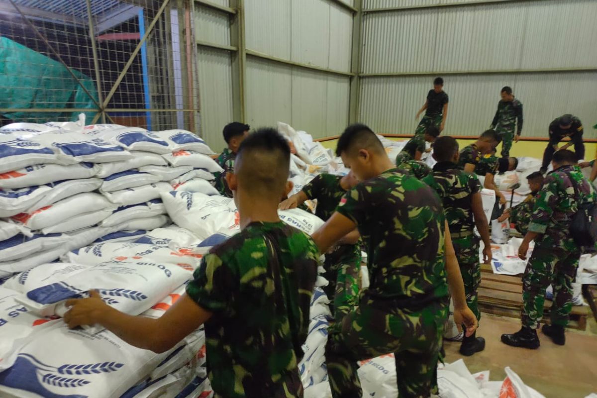 Dandim kerahkan prajurit TNI ke gudang Bulog terkait bansos di Kalbar